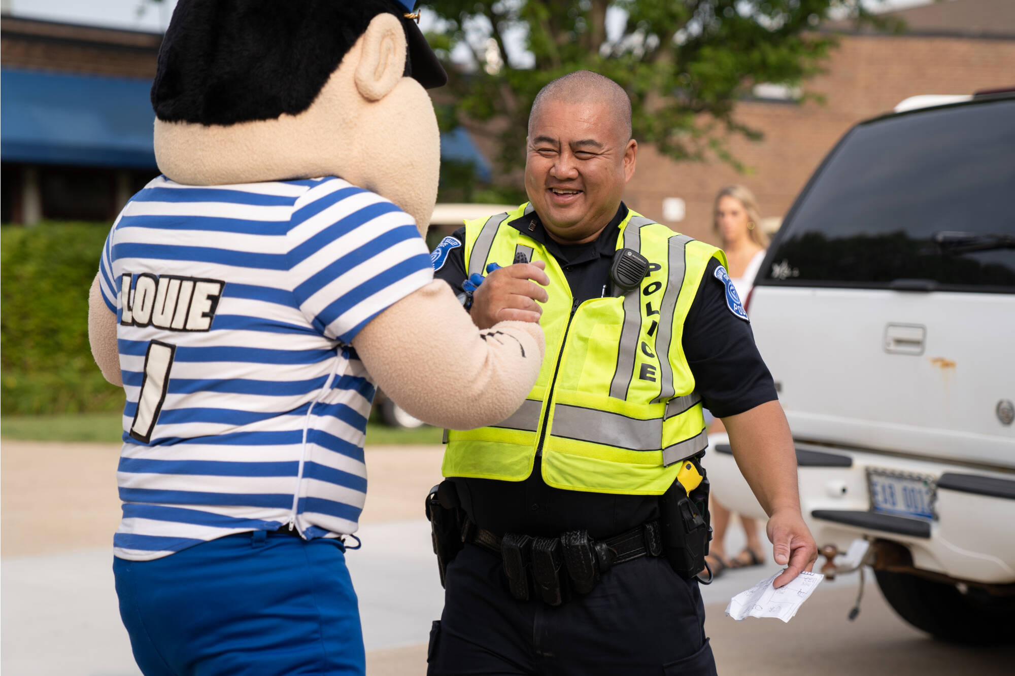 police officer hugging louie the laker mascot